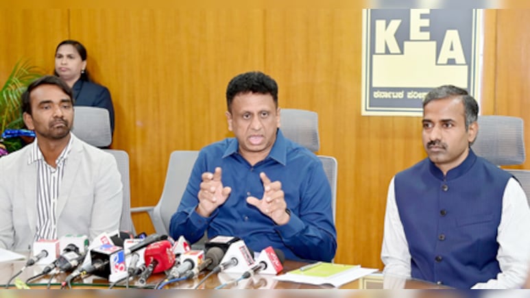 कर्नाटक CET में &lsquo;जनेऊ विवाद&rsquo;: परीक्षा से पहले पवित्र धागा उतरवाने के आरोप में 3 निजी कॉलेज कर्मी निलंबित