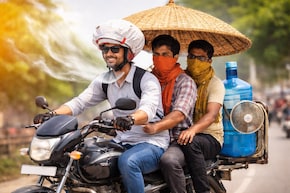 गर्मी से बचने का देसी जुगाड़! न हेलमेट की टेंशन, न हाथ जलने का डर