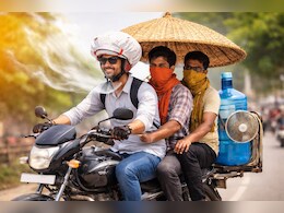 गर्मी से बचने का देसी जुगाड़! न हेलमेट की टेंशन, न हाथ जलने का डर