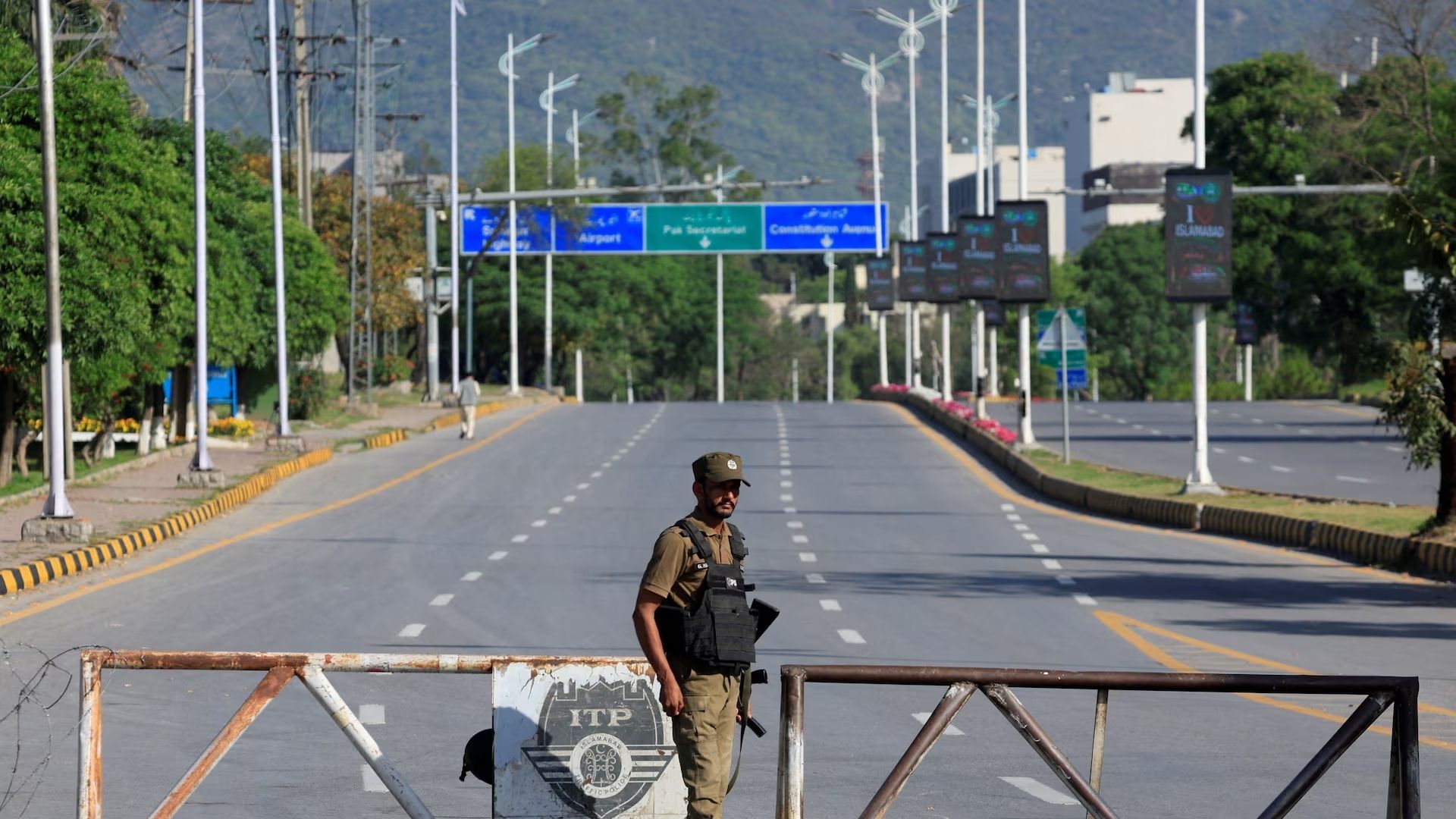 पाकिस्तानियों को खुद का देश लगने लगा है जेल, इस्लामाबाद वार्ता के बीच बोले लोग- ऐसा लग रहा पिंजरे में जी रहे