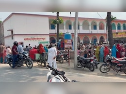 बिहार में स्कूल की छात्राओं से संबंध के आरोप में शिक्षक की पिटाई, गांव में पसरा तनाव