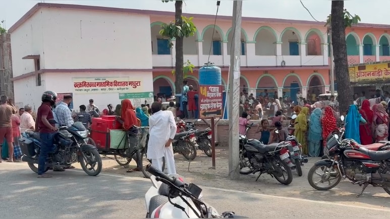 बिहार में स्कूल की छात्राओं से संबंध के आरोप में शिक्षक की पिटाई, गांव में पसरा तनाव