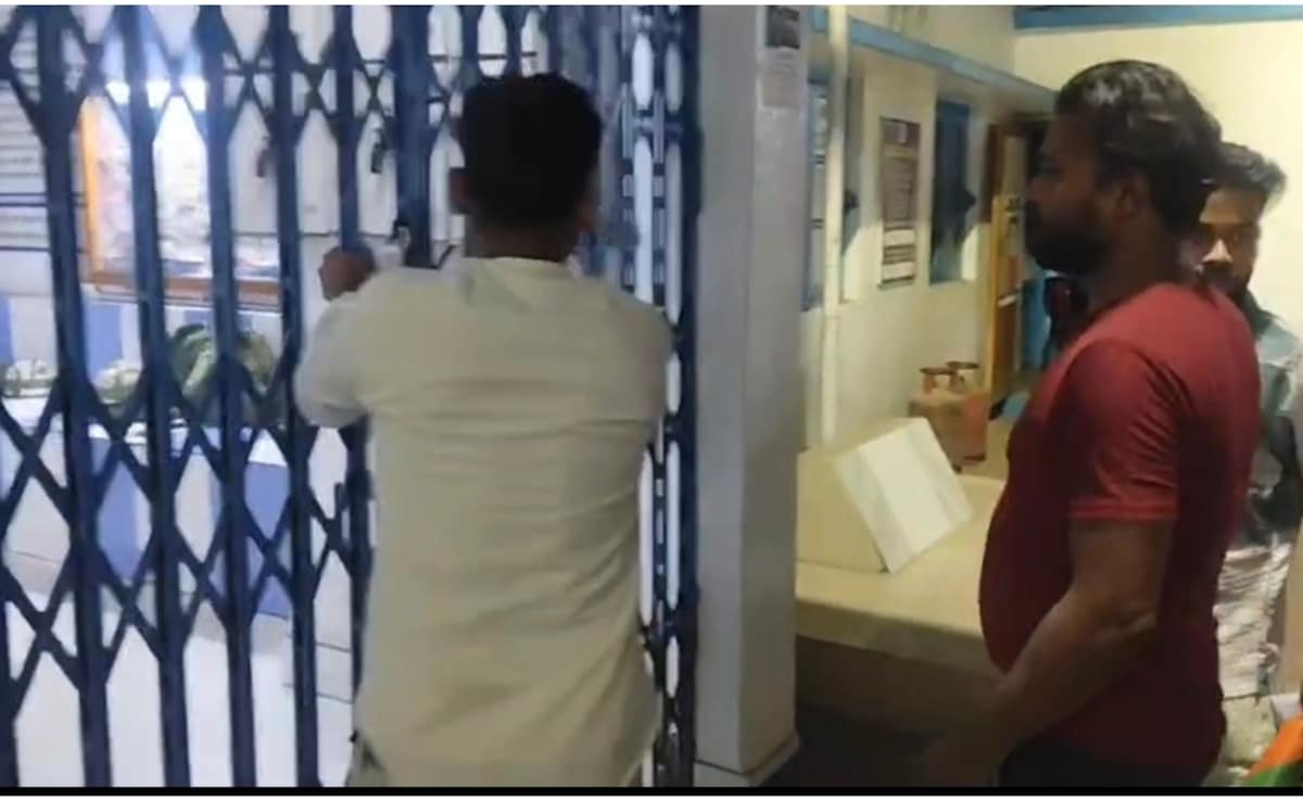 BJP Protest In Front of Police Station