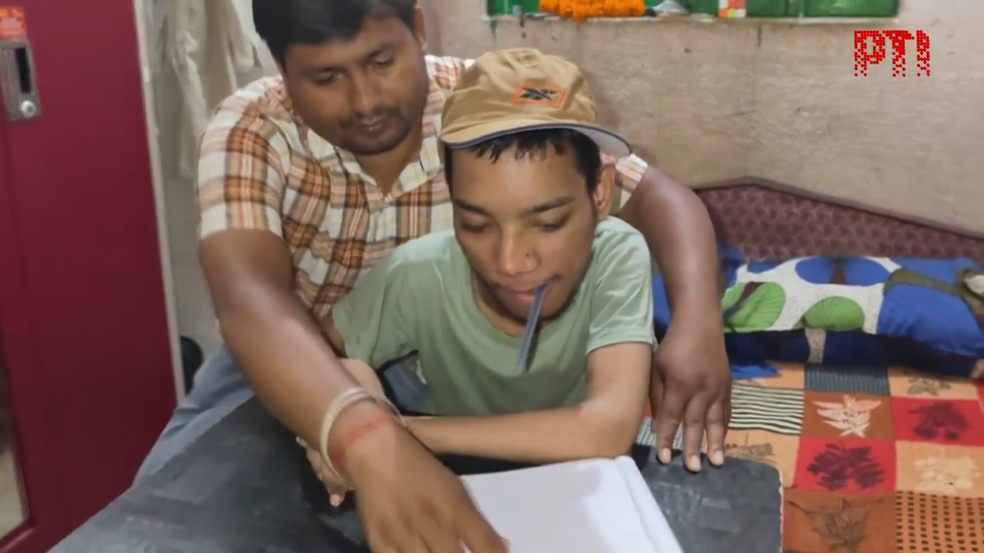 हाथ से पेन नहीं पकड़ पाता, मुंह से लिखकर फैजान ने टॉप किया झारखंड 10वीं एग्जाम