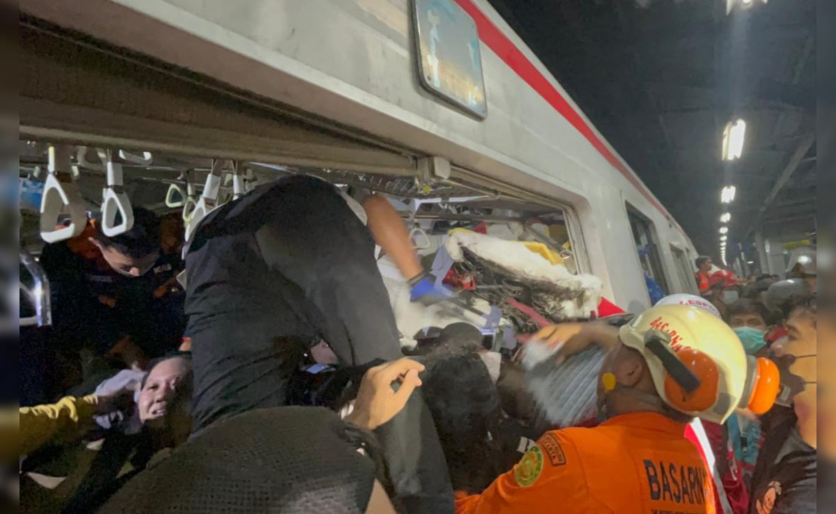 इंडोनेशिया में दो ट्रेनों में खौफनाक टक्कर, बोगी काटकर निकाले जा रहे लोग, कम से कम 7 की मौत- VIDEO