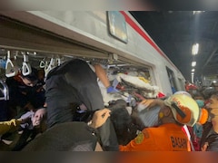इंडोनेशिया में दो ट्रेनों में खौफनाक टक्कर, बोगी काटकर निकाले जा रहे लोग, कम से कम 7 की मौत- VIDEO