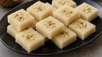 काजू कतली भूल जाओगे! एक बार ऐसे बना ली सूखे नारियल की बर्फी, ये देखिए वीडियो