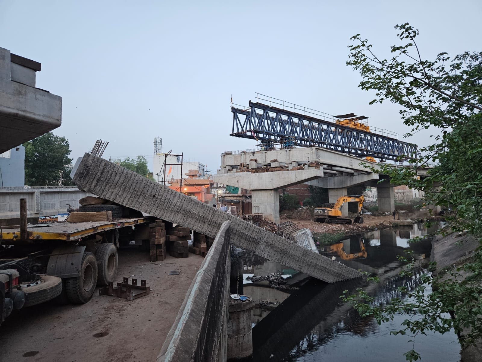 एलिवेटेड रोड पर बड़ा हादसा: जैक फेल हुआ, गार्डर गिरकर टूटा