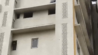 दिल्ली के अस्पताल में 5वीं मंजिल पर बालकनी की मुंडेर पर चढ़ा मरीज, दे रहा कूदने की धमकी