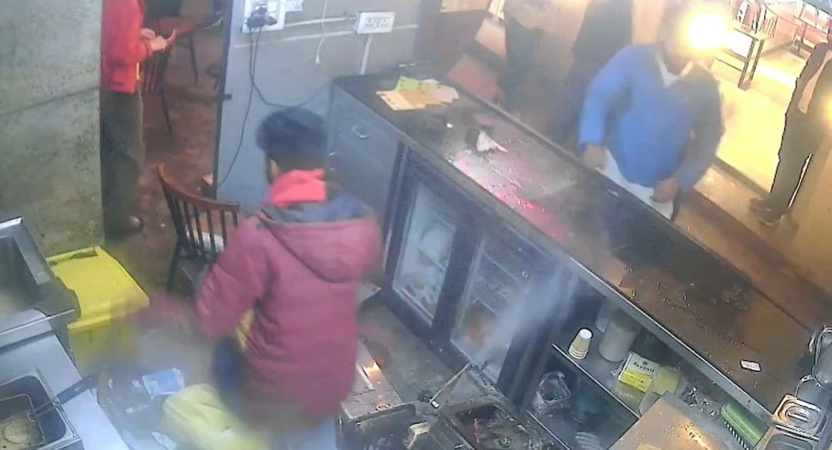 चाय सुट्टा बार में तोड़-फोड़ के बाद बिखरा सामान.