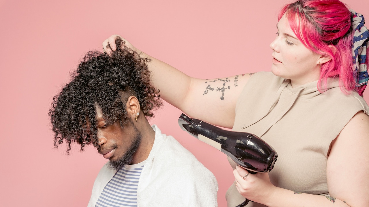 How to choose between hair dryer and diffuser for curly hair