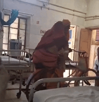 पत्‍नी को साइक‍िल पर बैठाकर ज‍िला अस्‍पताल के इंमरजेंसी वार्ड पहुंचा बुजुर्ग पत‍ि, वीडियो वायरल 