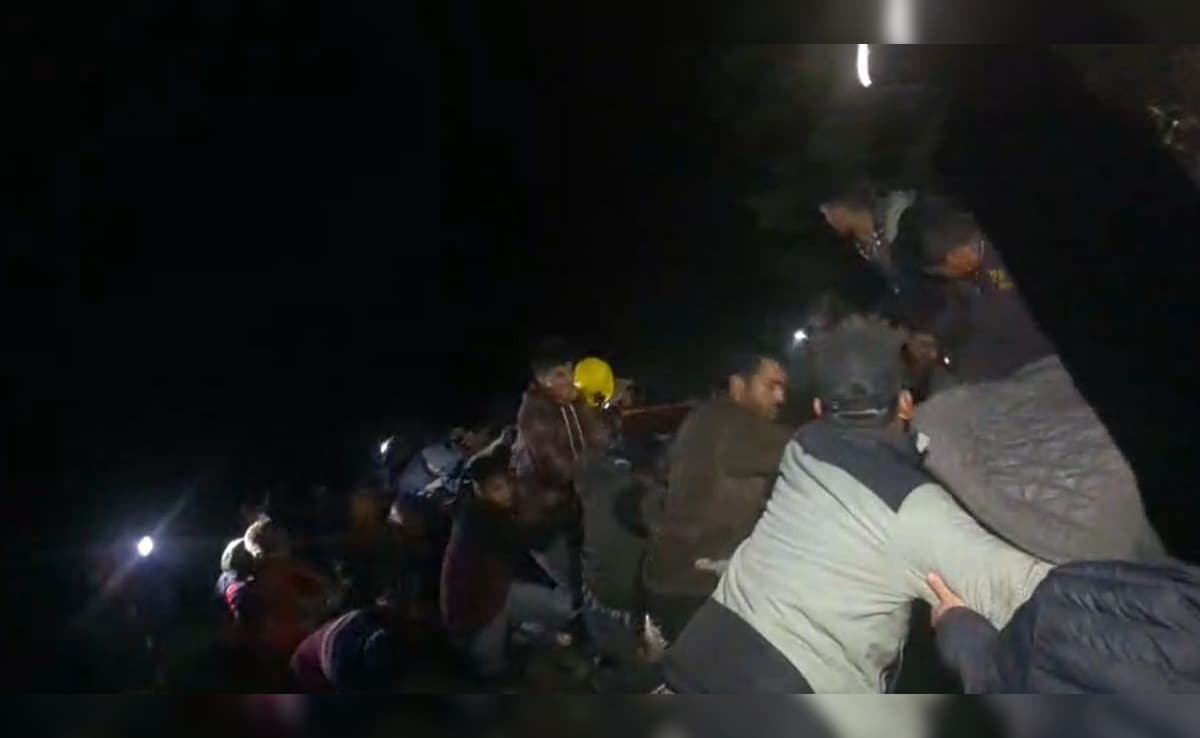 हिमाचल: कुल्‍लू में पर्यटकों से भरी गाड़ी खाई में गिरी, 4 लोगों की मौके पर मौत 
