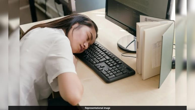 जितनी सैलरी, उतनी ही नौकरी...कम पगार से नाराज महिला ने ऑफिस में ली 5 घंटे की नींद, बॉस को सिखाया 'Pay' का पाठ