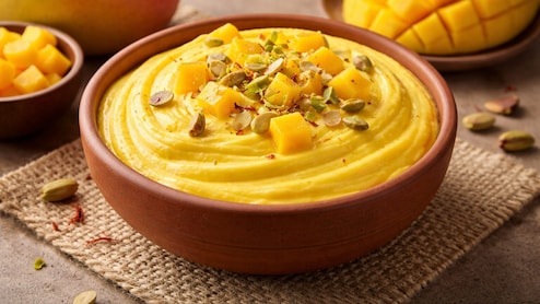 Creamy Mango Shrikhand Recipe: गर्मियों का पारंपरिक भारतीय डेज़र्ट, घर पर बनाएं आसान तरीके से