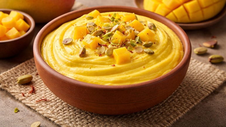 Creamy Mango Shrikhand Recipe: गर्मियों का पारंपरिक भारतीय डेज़र्ट, घर पर बनाएं आसान तरीके से