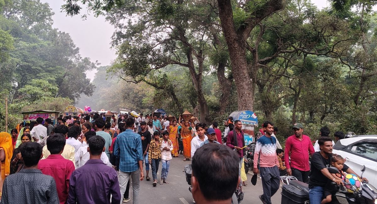 गांव छोड़कर जंगल जाते लोग. 