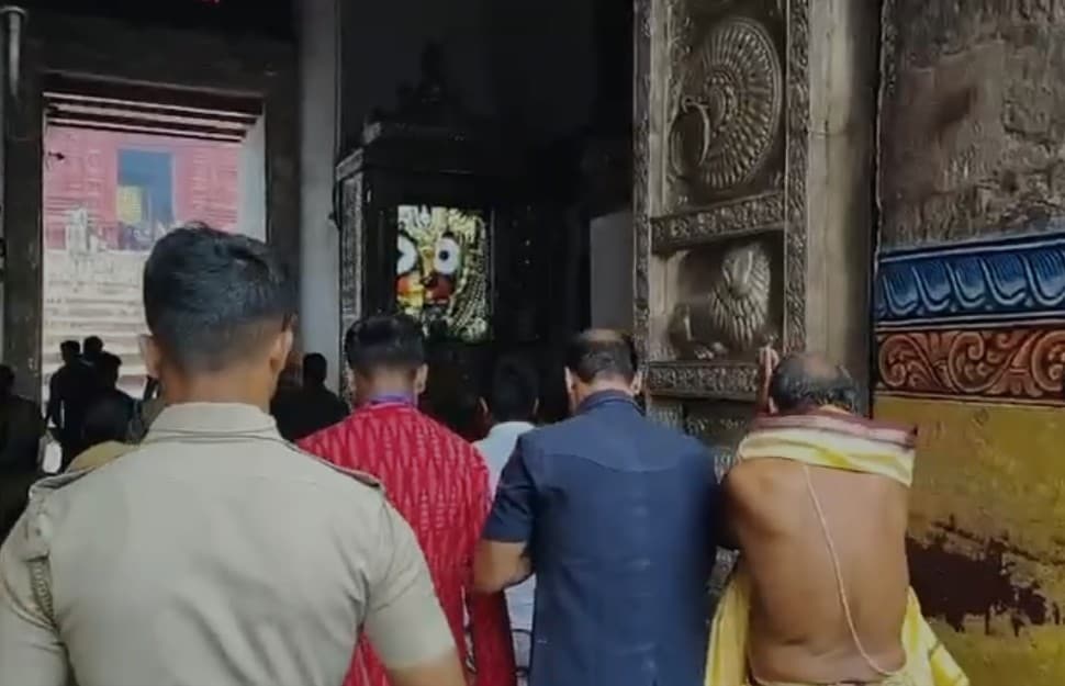 मंदिर में विधिविधान से रत्नों की गिनती के जाते अधिकारी. मंदिर में विधिविधान से रत्नों की गिनती के जाते अधिकारी.