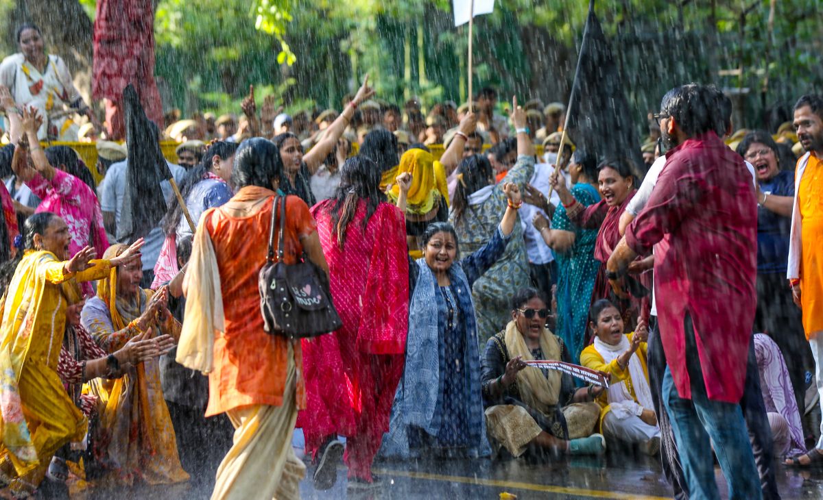 महिला आरक्षण विधेयक: संसद में हारी लड़ाई, BJP सड़क पर लेकर आई