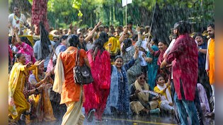 महिला आरक्षण विधेयक: संसद में हारी लड़ाई, BJP सड़क पर लेकर आई