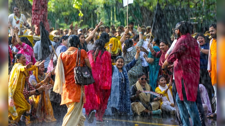 महिला आरक्षण विधेयक: संसद में हारी लड़ाई, BJP सड़क पर लेकर आई