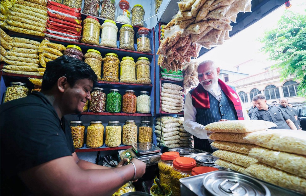 'अफसोस... प्रधानमंत्री से ऑटोग्राफ नहीं ले सके', PM मोदी के 'झालमुड़ी' की दुकान पर पहुंचने पर बोला दुकानदार