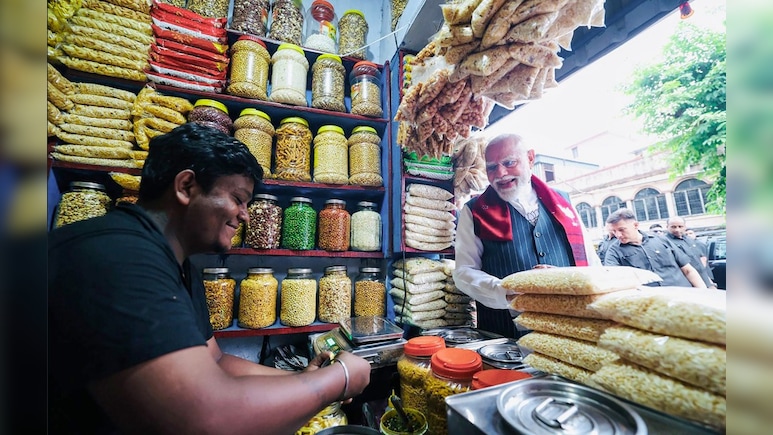 'अफसोस... प्रधानमंत्री से ऑटोग्राफ नहीं ले सके', PM मोदी के 'झालमुड़ी' की दुकान पर पहुंचने पर बोला दुकानदार