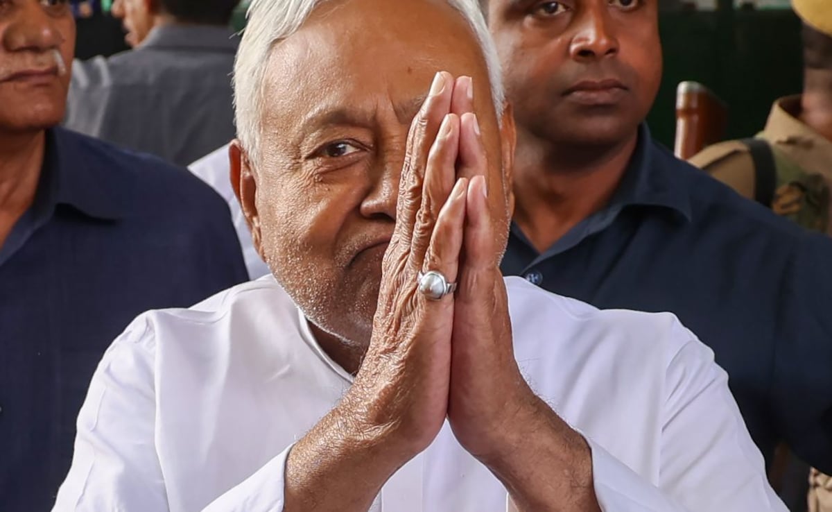 नीतीश कुमार जाते-जाते बिहार की राजनीति में एक तीर से तीन शिकार कर गए