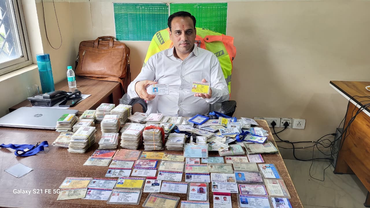 Toll Tax Fraud: फर्जी कार्ड्स के साथ टोल अधिकारी