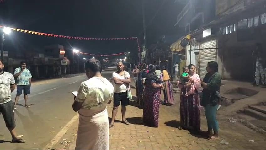 घर के बाहर आए लोग. घर के बाहर आए लोग.