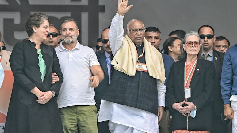 बंगाल चुनाव में कांग्रेस ने उतारे 40 स्टार प्रचारक, लिस्ट में राहुल, प्रियंका, थरूर समेत ये नाम