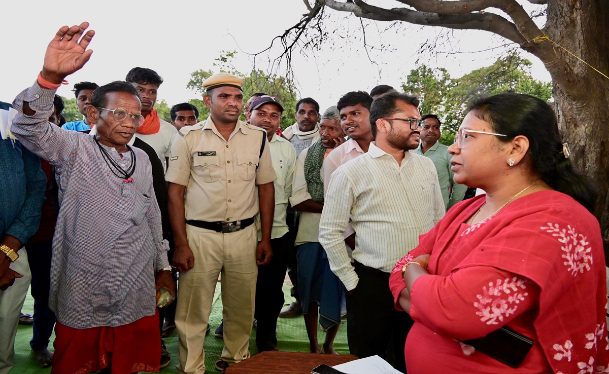 IAS Leena Mandavi: पहली बार यहां पहुंची 'सरकार'; दुर्गम रास्तों को पार कर कलेक्टर लीना मंडावी ने लगाई चौपाल