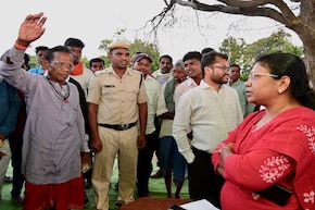 IAS Leena Mandavi: पहली बार यहां पहुंची 'सरकार'; दुर्गम रास्तों को पार कर कलेक्टर लीना मंडावी ने लगाई चौपाल