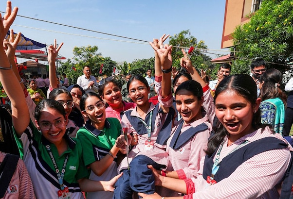 UP Board Result 2026 OUT: यूपी बोर्ड 10वीं और 12वीं रिजल्ट में लड़कियों ने मारी बाजी , जानें क्या रहा पास प्रतिशत