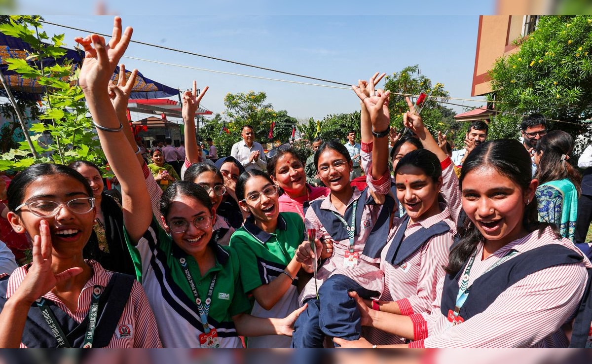 UP Board Result 2026: पिछले साल के मुकाबले बेहतर रहा यूपी बोर्ड का रिजल्ट, जानिए इस साल का पर्सेंटेज