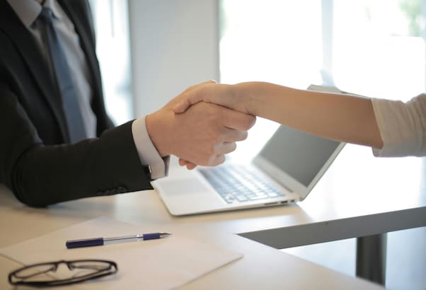 ससुर की मौत के बाद क्या बहू को मिल सकती है नौकरी? जानिए क्या है अनुकंपा नौकरी का नियम, कौन कर सकता है Apply