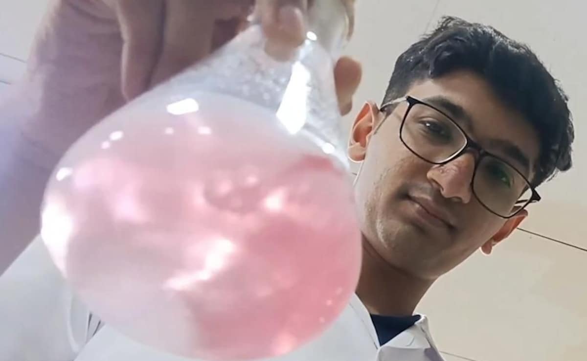 समुद्री पानी से निकाला ‘चमकता बैक्टीरिया’, वडोदरा के छात्रों का कमाल, 11 महीने की रिसर्च से मिली वैज्ञानिक उपलब्धि