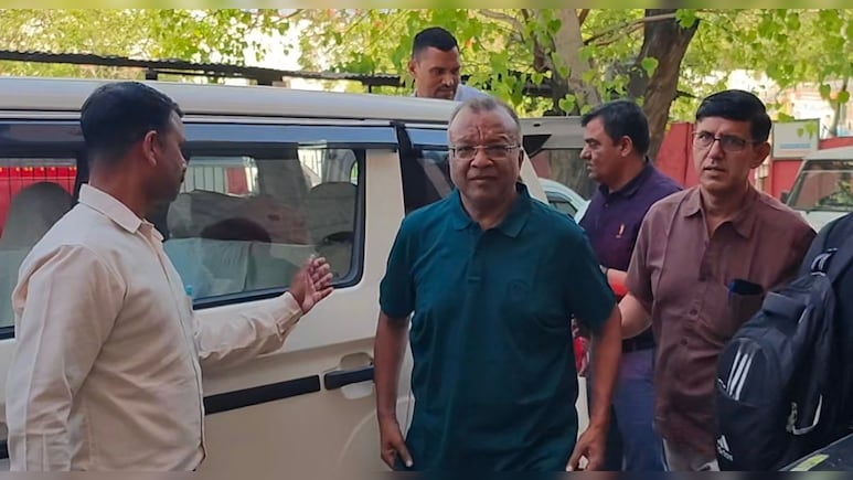 जेजेएम घोटाला: र&zwj;िटायर्ड IAS सुबोध अग्रवाल को कोर्ट में किया पेश, मीड&zwj;िया के सामने पूर्व CS सुधांश पंत का ल&zwj;िया नाम