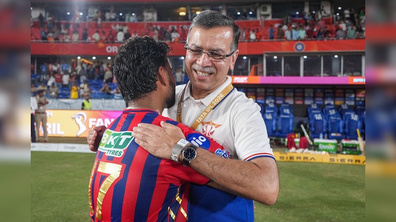 हैदराबाद को हराने के बाद लखनऊ टीम के मालिक संजीव गोयनका ने कप्तान ऋषभ पंत को लगा लिया गले से