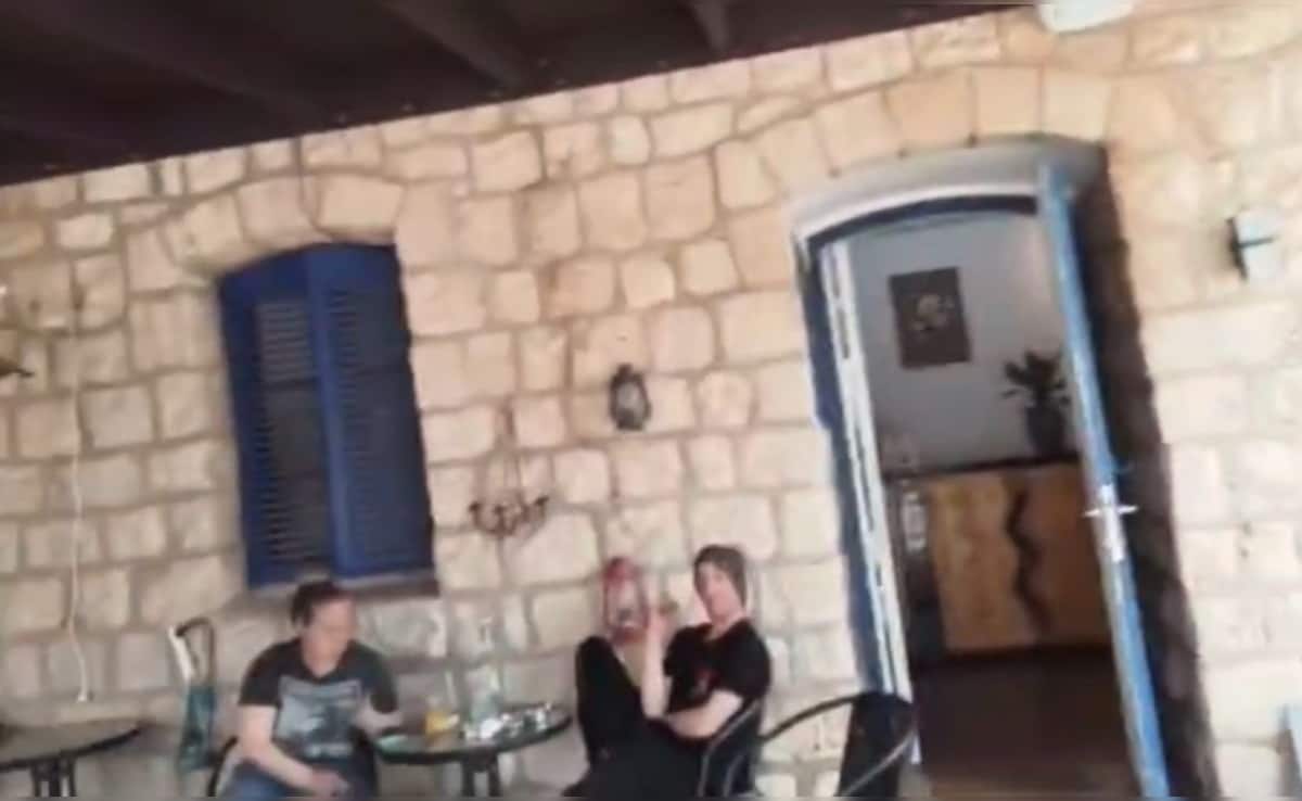 तस्वीर धुंधली पर उम्मीद गहरी... लेबनान बॉर्डर पर बमबारी के बीच चल रहे इकलौते कॉफी शॉप की कहानी