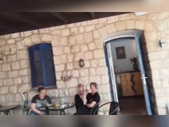 तस्वीर धुंधली पर उम्मीद गहरी... लेबनान बॉर्डर पर बमबारी के बीच चल रहे इकलौते कॉफी शॉप की कहानी