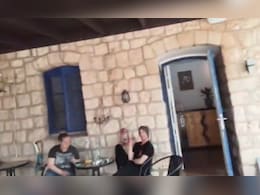 तस्वीर धुंधली पर उम्मीद गहरी... लेबनान बॉर्डर पर बमबारी के बीच चल रहे इकलौते कॉफी शॉप की कहानी