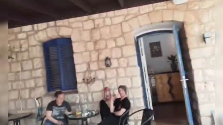 तस्वीर धुंधली पर उम्मीद गहरी... लेबनान बॉर्डर पर बमबारी के बीच चल रहे इकलौते कॉफी शॉप की कहानी