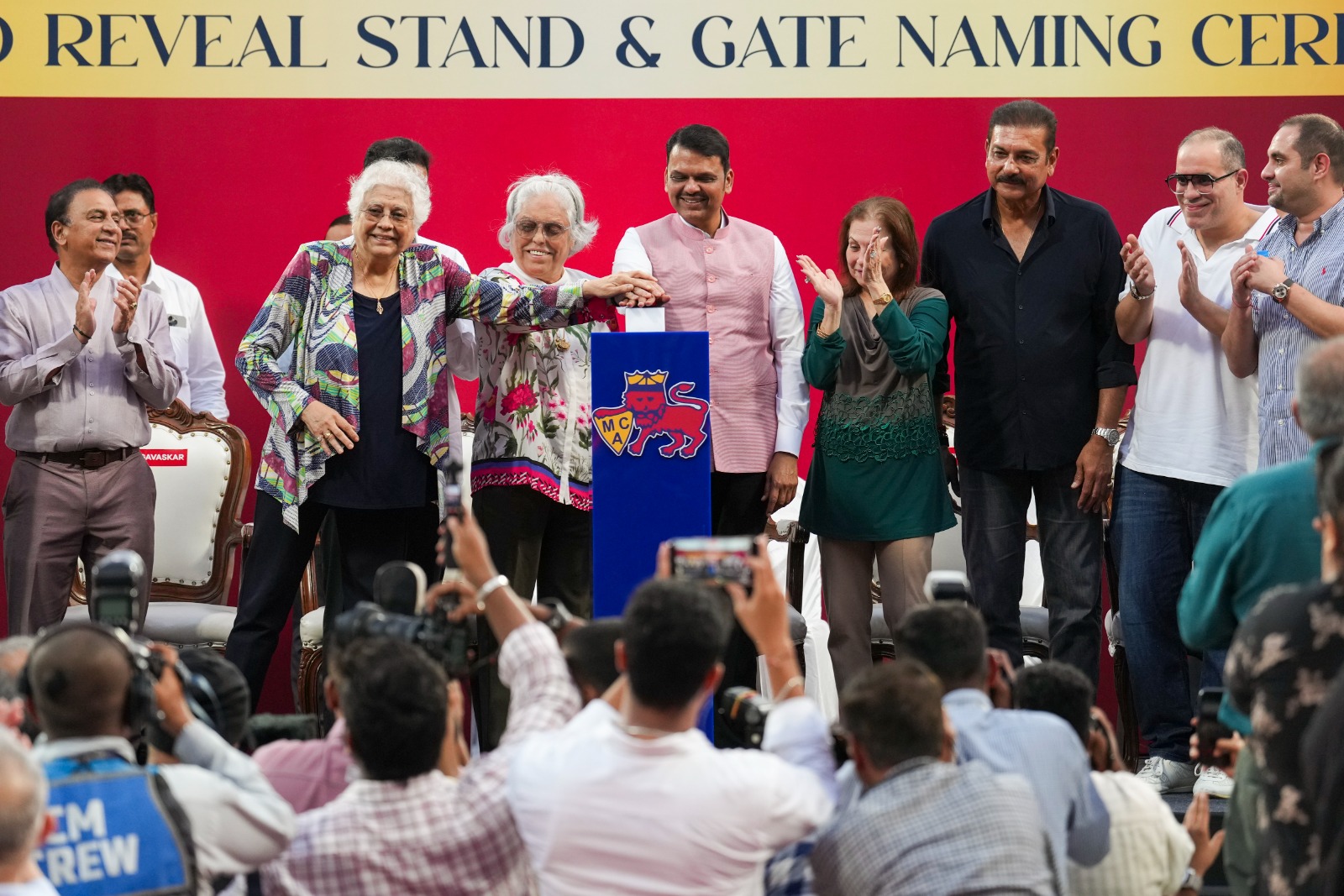 वानखेड़े में रवि शास्त्री के नाम का स्टैंड, पूर्व कोच ने परिवार, दोस्तों के योगदान को किया याद