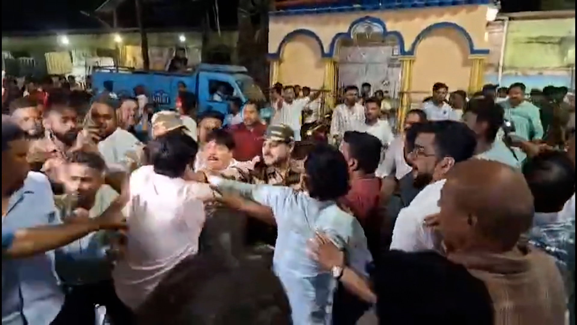 West Bengal Poll Violence: BJP-TMC Clash Erupts in Bhatpara Ahead of Voting