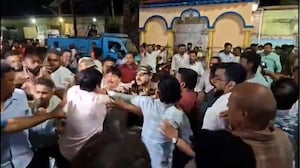 West Bengal Poll Violence: BJP-TMC Clash Erupts in Bhatpara Ahead of Voting