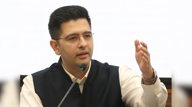 मुंबई में राज्यसभा सांसद राघव चड्ढा के घर के बाहर AAP कार्यकर्ताओं का प्रदर्शन, पुलिस ने हिरासत में लिया