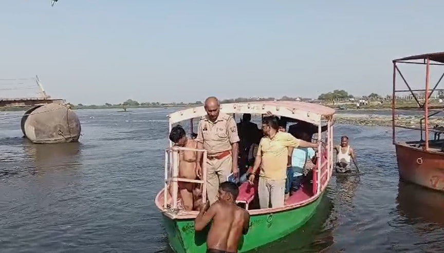 यमुना में डूबे लोगों की तलाश में जुटे प्रशासन के लोग व गोताखोर. यमुना में डूबे लोगों की तलाश में जुटे प्रशासन के लोग व गोताखोर.