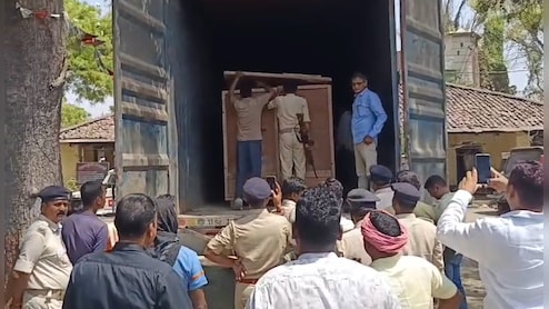 बिहार में 3500 लीटर अंग्रेजी शराब पकड़ी, कंटेनर में तहखाना बनाकर छिपाई थी बोतलें