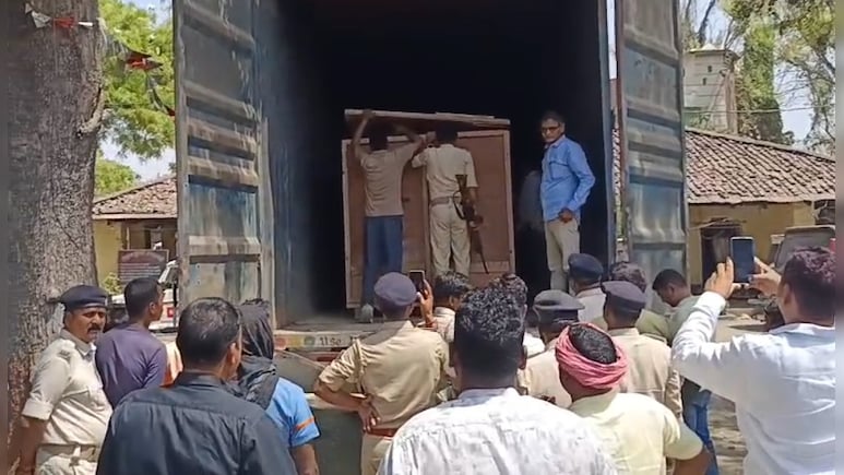 बिहार में 3500 लीटर अंग्रेजी शराब पकड़ी, कंटेनर में तहखाना बनाकर छिपाई थी बोतलें